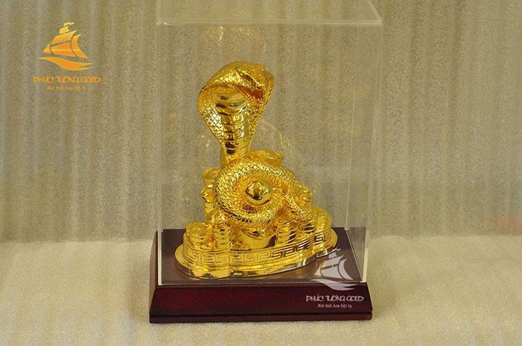 tượng rắn phong thủy mạ vàng