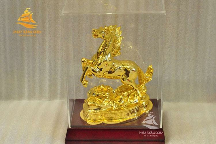 tượng ngựa phong thủy mạ vàng
