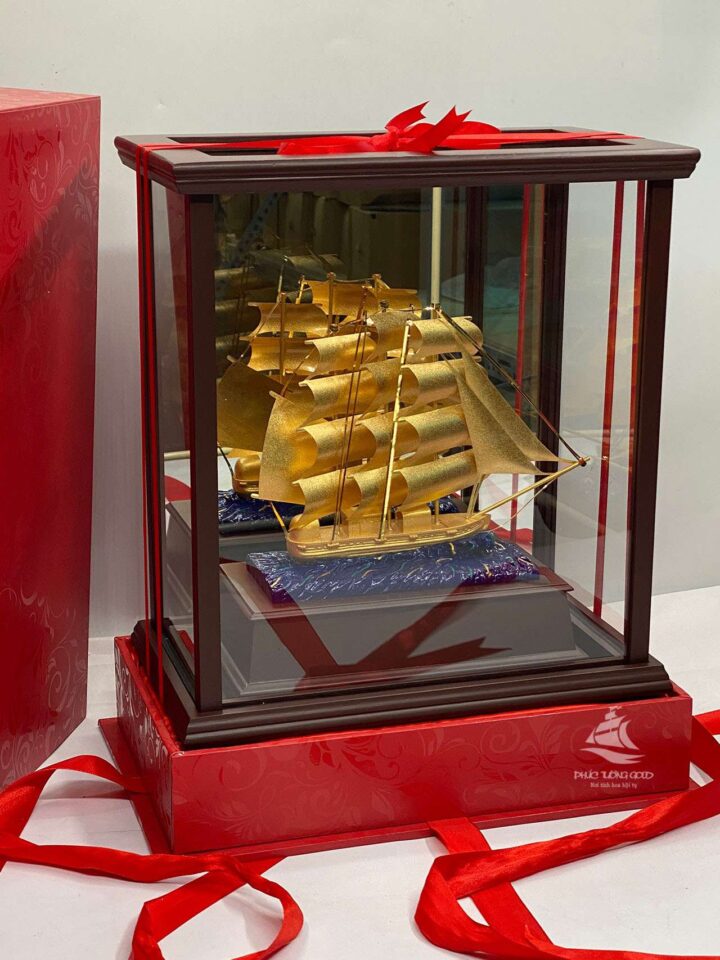 mô hình thuyền buồm vàng lá 24k