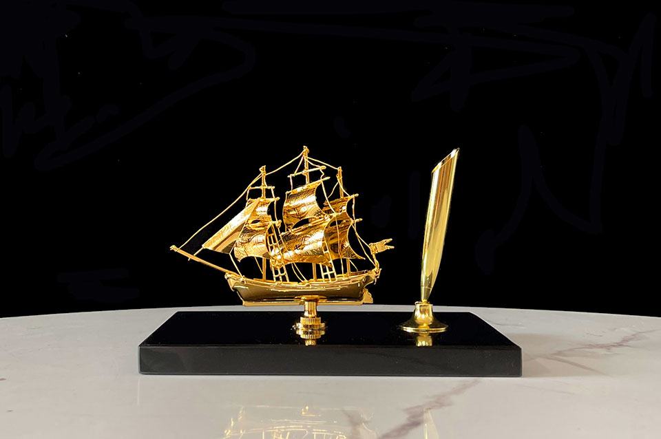 cắm bút mạ vàng mô hình thuyền buồm 3