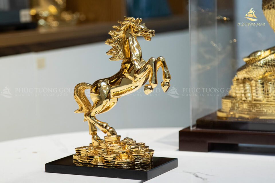 Tượng ngựa phong thủy mạ vàng 24k đế pha lê - TN03 3