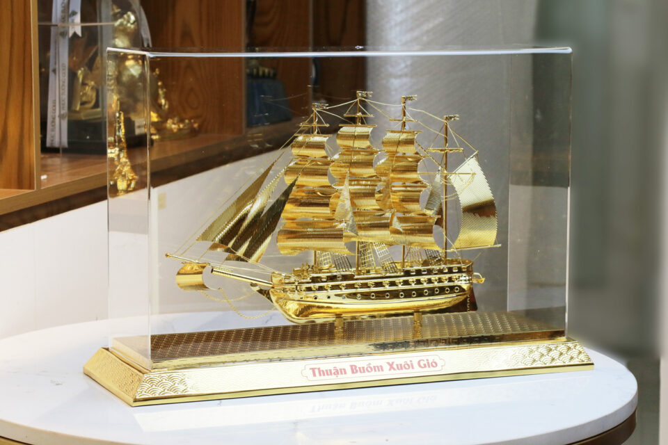 Mô hình thuyền buồm mạ vàng 24k - M2 5