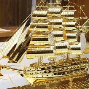 Mô hình thuyền buồm mạ vàng 24k - M2