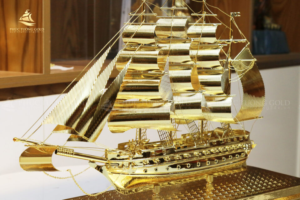 Mô hình thuyền buồm mạ vàng 24k - M2