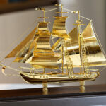 Mô hình thuyền buồm mạ vàng 24k - M07 4