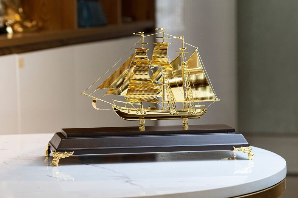 Mô hình thuyền buồm mạ vàng 24k - M07 2