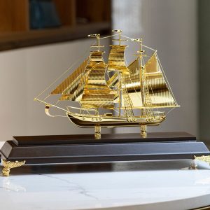 Mô hình thuyền buồm mạ vàng 24k - M07 2