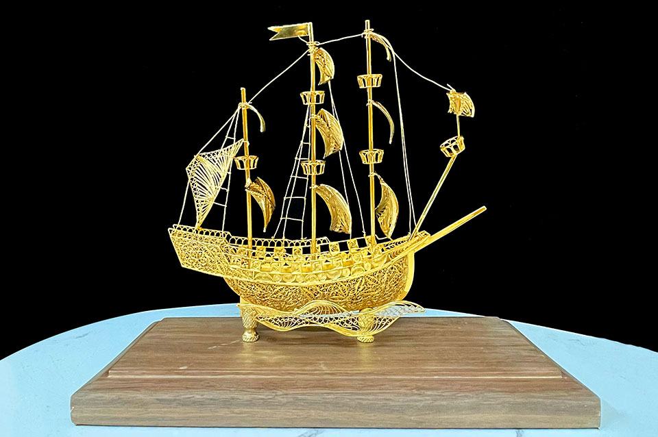 Mô hình thuyền buồm mạ vàng 24k cả đế hàng khách đặt làm quà tặng