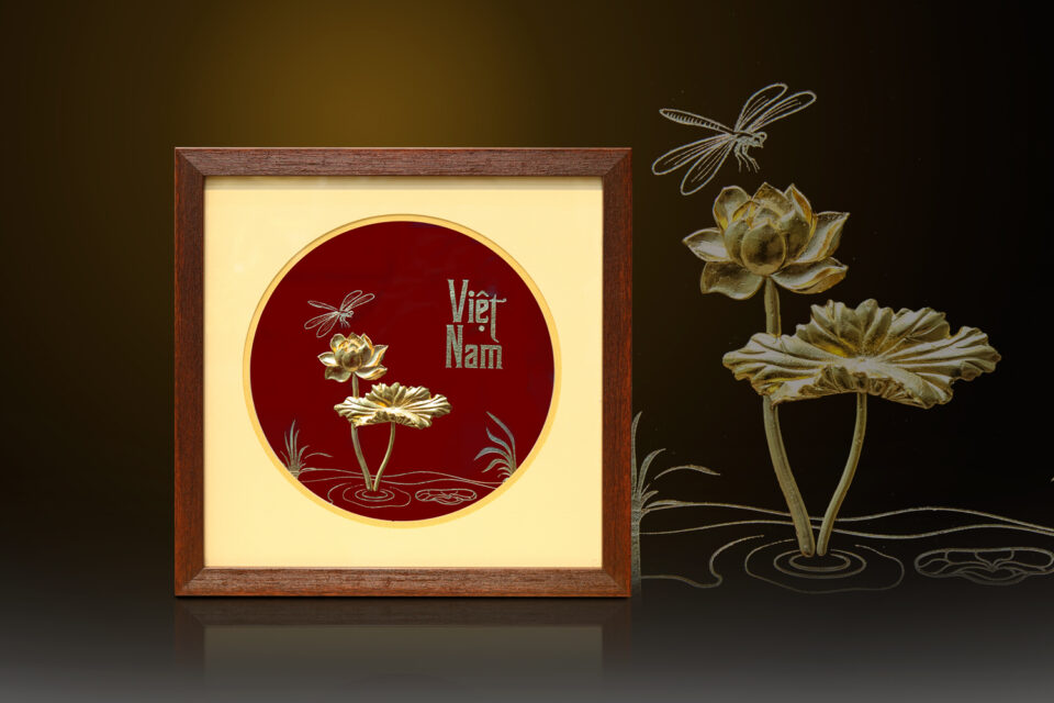 Tranh hoa sen mạ vàng 24k để bàn – HS01 nền đỏ 2